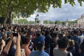 Duelo. Miles se congregaron en los jardines que rodean el Palacio de Buckingham para participar en el tributo a memoria de Isabel II.