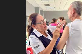 La Secretaría de Salud de Coahuila intensificó la vacunación contra COVID-19 con dosis actualizadas de Pfizer y Moderna para la población vulnerable.