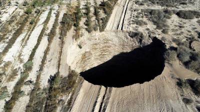 Un socavón de 32 metros de diámetro y 64 metros de profundidad apareció cerca de una mina de cobre en el desierto de Atacama.