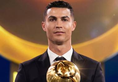 Cristiano Ronaldo posa con el Globe Soccer Award 2025 en Dubái, tras ser reconocido como el Mejor Jugador de Medio Oriente y reafirmar su impacto con el Al-Nassr.