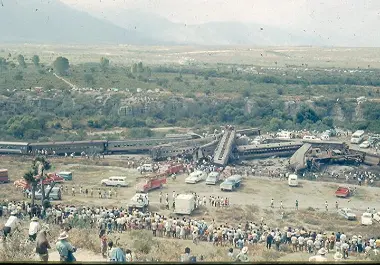 La diapositiva, captada por Sergio Recio Flores al día siguiente del trenazo, conserva una imagen de las horas posteriores a la tragedia ferroviaria ocurrida en Saltillo el 4 de octubre de 1972.