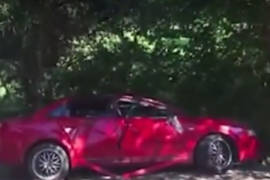 Padre destruye el Audi de su hija como castigo tras encontrarla con un chico (VIDEO)