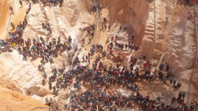 Tras el derrumbe de la mina Bulla Loca, en Bolívar, Venezuela, se estiman 30 trabajadores muertos y 100 atrapados, aproximadamente.