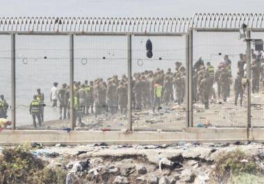 Migrantes intentan cruzar desde Marruecos al enclave español de Ceuta, en el norte de África, el 31 de julio de 2026. (AP Foto/Antonio Sempere)