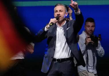 Ulrich Siegmund, el principal candidato del partido de derecha Alternativa para Alemania en el estado de Sajonia-Anhalt, se dirige con júbilo a sus seguidores tras la histórica victoria del partido.
