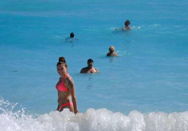 Turistas disfrutan de las playas en este día de Navidad en el caribe mexicano.