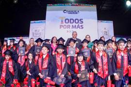 Durante la graduación de la Primaria María Elena Flores Gaona, el alcalde felicitó a los 74 estudiantes que concluyeron esta etapa escolar.