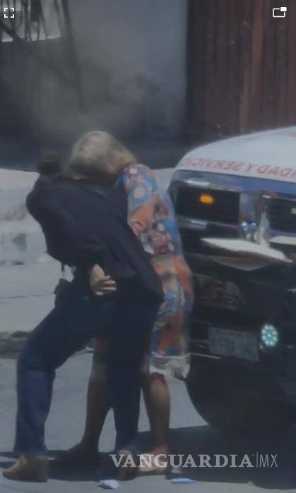 $!Fueron varios minutos los que duraron forcejeando.