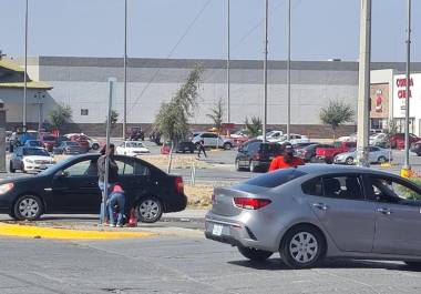 Sin semáforo que les brinde una pausa segura, padre e hijo piden ayuda en medio del tráfico.