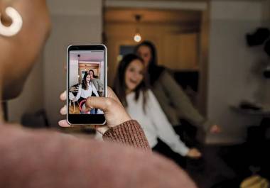 La exposición de niños en redes sociales, conocida como sharenting, conlleva graves riesgos de privacidad, seguridad y salud mental al crear una huella digital permanente sin consentimiento