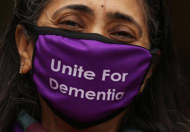 Un paciente con demencia que lleva una máscara púrpura participa en una reunión con motivo del “Día Mundial del Alzheimer” en Bangalore, India. EFE/EPA/JAGADEESH NV