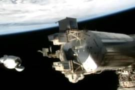 Esta imagen, tomada de un video de la NASA, muestra una cápsula de SpaceX con cuatro astronautas a bordo acercándose a la Estación Espacial Internacional.