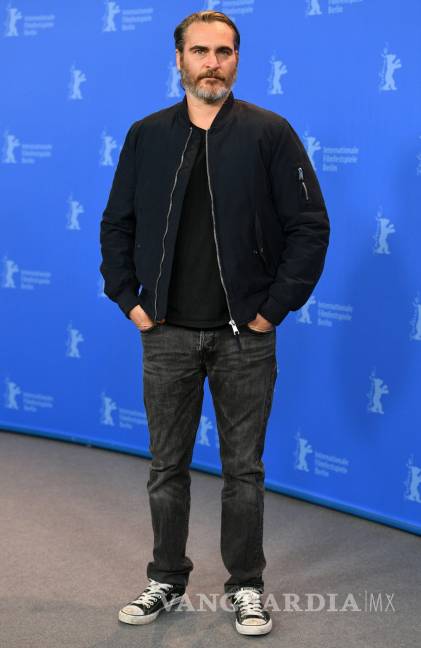 $!Joaquin Phoenix se queda dormido en la conferencia de prensa en la Berlinale