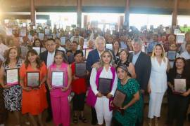 Fueron 394 personas que laboran en distintas áreas del Municipio, quienes recibieron reconocimiento por parte del alcalde José María Fraustro.