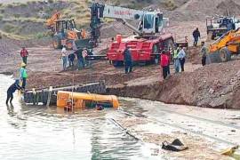 La retroexcavadora sumergida en la laguna, donde se encontraba atrapado el operador, desató una operación de rescate en Torreón.