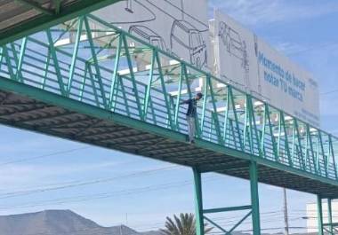 La intervención de los oficiales permitió controlar la situación y garantizar la integridad del joven, quien fue retirado del puente y puesto bajo resguardo.