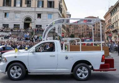 El papamóvil ensamblado en Saltillo fue clave en el último recorrido del Papa Francisco hacia su sepultura en Roma.