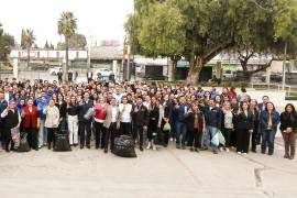 Estudiantes y funcionarios depositaron las primeras tapitas en el contenedor destinado a apoyar a pacientes con cáncer.