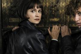 Katherine Waterston y Eddie Redmayne protagonizan la película inspirada en la historia de J.K. Rowling.