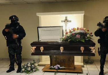 Personal policial acudió a la colonia Villa Universidad para brindar apoyo a una familia durante un velorio.