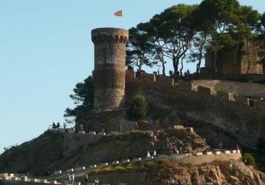 Ella se encontraba de visita con su marido en el paseo de la Vila Vella, en la zona más alta del Castillo y la muralla de Tossa