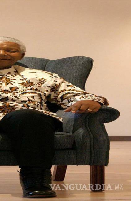 $!Fotografía de archivo del 12 de junio de 2003 del Premio Nobel de Paz sudafricano Nelson Mandela. El 5 de diciembre, se cumple una década de su muerte.
