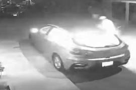 En redes sociales circuló un video en el que se puede ver a dos sujetos prendiendo fuego a un carro.