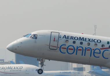 Un avión de Aeromexico se dispone a despegar del AICM.