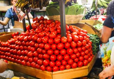El precio del jitomate saladette aumentó 121.1 por ciento anual en abril, según datos del INEGI.