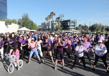 Las participantes acudieron con prendas moradas como símbolo de la causa.
