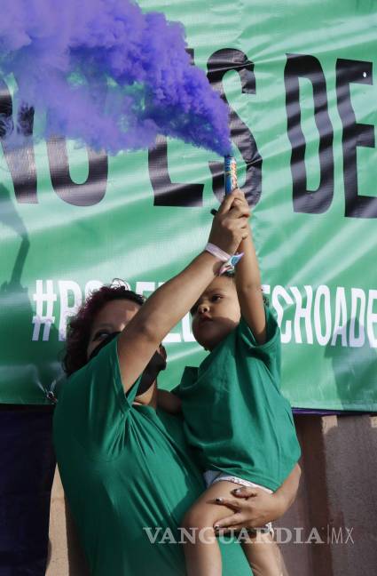 $!Mujeres de Saltillo salen a celebrar despenalización del aborto en Coahuila