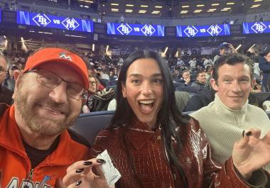 Laurence Leavy, conocido como Marlins Man, compartió una selfie con Dua Lipa y Callum Turner durante el partido entre Yankees y Rays, sin saber inicialmente que estaba junto a dos celebridades internacionales.