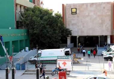 La paciente se encuentra internada y bajo vigilancia médica.