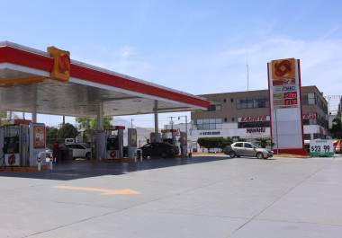 Algunos expendios de combustible han colocado el litro de la Magna en 23.99 pesos, para así cumplir el acuerdo con el gobierno federal.