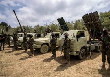 Las fuerzas israelíes dijeron que no hubo heridos por las más de dos docenas de cohetes de Hezbolá, ya que algunos cayeron en espacio abierto