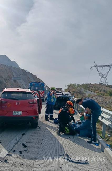 Choque entre dos vehículos en la autopista Monterrey-Saltillo deja seis lesionados