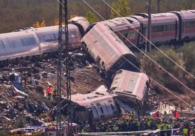 Los servicios de emergencia trabajan en el lugar de un accidente ferroviario en Urda, España, el 28 de octubre de 2026.