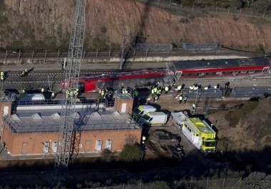 Vista aérea este lunes de los trenes accidentados ayer domingo cerca de Adamuz, Córdoba. Al menos 39 personas han fallecido en el accidente de trenes.