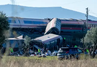 Servicios de emergencias asisten a las víctimas de un accidente de tren en Urda, en el centro de España, el 28 de octubre de 2026.