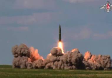Lanzamiento de un misil Iskander por una tripulación bielorrusa desde el campo de tiro de Kapustin Yar en Rusia, durante unas maniobras nucleares conjuntas llevadas a cabo por los ejércitos ruso y bielorruso.