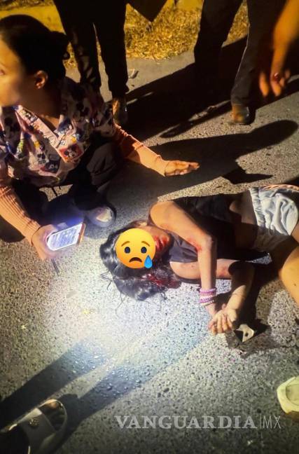 $!Paramédicos trasladaron de urgencia a la menor a la Clínica 7 del IMSS, donde permanece internada en el área de Terapia Intensiva bajo estricta vigilancia médica.