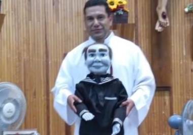El sacerdote Víctor Hugo dijo desconocer el origen de la marioneta.