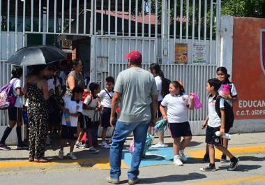 El gobernador Manolo Jiménez Salinas explicó que la decisión fue tomada tras escuchar solicitudes de alumnos, familias y docentes, además de mantener comunicación con las autoridades educativas.
