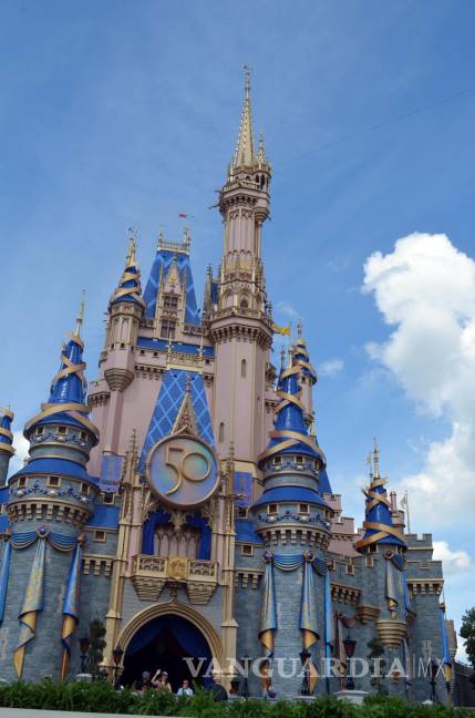 $!Fotografía del Palacio de la Cenicienta con su nueva imagen y escudo con ocasión del 50 aniversario de Walt Disney World en el parque temático Magic Kingdom, en Lake Buena Vista, Florida (Estados Unidos). EFE/Álvaro Blanco