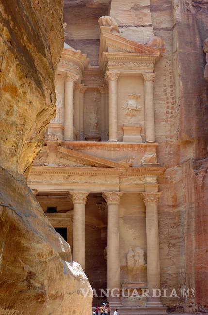 $!Exterior del Tesoro, Khazneh en árabe, monumento más famoso de Petra, Jordania. EFE/Ballesteros/cg.