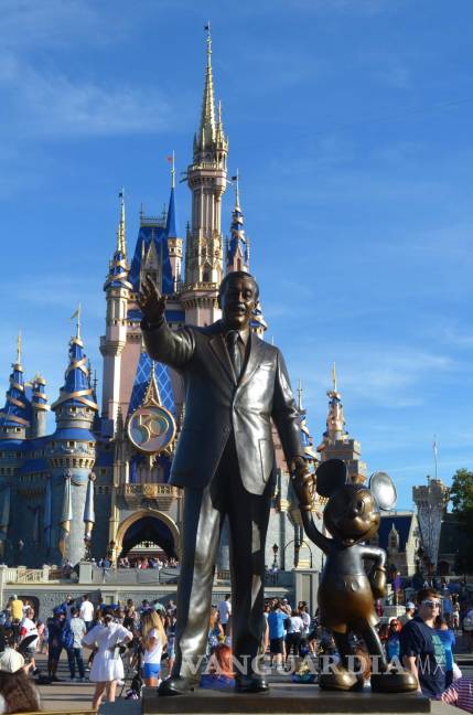 $!Fotografía de las estatuas de Walt Disney y Mickey Mouse frente al Palacio de la Cenicienta durante el inicio de las celebraciones del 50 aniversario de Walt Disney World, en el parque temático Magic Kingdom, en Lake Buena Vista, Florida (Estados Unidos). EFE/Álvaro Blanco