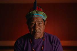 Un indígena brasileño que aparece en el documental ‘El Silencio de la Tierra’.