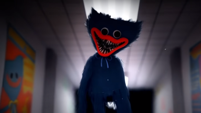 Una de las primeras cosas que el jugador encuentra al entrar al edificio es Huggy Wuggy, un peluche absolutamente inquietante con dientes afilados como navajas y una sonrisa gigantesca.