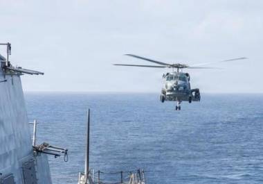 Un dron marino rescató a dos aviadores del ejército que iban a bordo del helicóptero de ataque Apache cuando cayó cerca de la vía marítima que Irán ha cerrado.