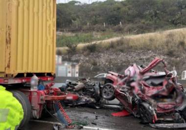 Un choque múltiple en la autopista México-Querétaro dejó una persona sin vida y siete lesionadas.